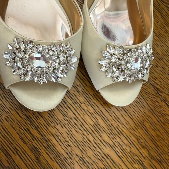 Badgley Mischka Macie Ivory Satin Embellished D’Orsay Peep Toe Shoes Sz9 Wedding - Picture 5 of 14